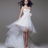Robe de mariée courte avec un train