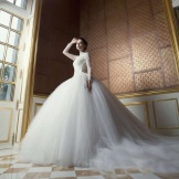 Robe de mariée boule avec un train