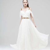 Robe de soirée blanche sur les bretelles au sol