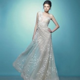 Robe de soirée blanche avec un corsage asymétrique