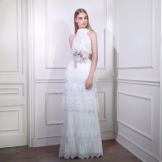 Robe de soirée blanche avec une jupe à plusieurs niveaux