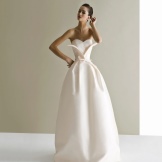 Robe de mariée magnifique d'une coupe dure
