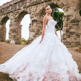 Robe de mariée de alessandro angelozzi avec des fleurs