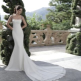 Robe avec un train printemps blanc