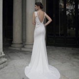 Robe à dos ouvert avec un train blanc