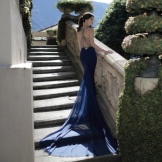 Robe à dos ouvert et avec un train