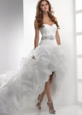 Robe de mariée avec une jupe moelleuse et un train