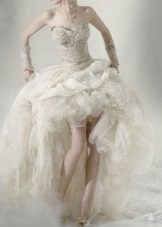 Robe de mariée courte avec un train et des volants