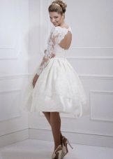 Robe courte droite avec des manches en dentelle
