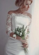 Robe de mariée courte avec des manches en dentelle