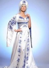 Robe de mariée à la russe avec broderies bleues