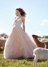 Robe de mariée avec broderie rustique