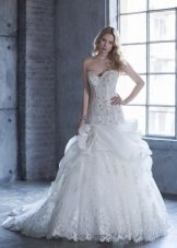 Robe de mariée avec boucle à la hanche