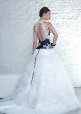 Robe de mariée avec un train avec un corset bleu