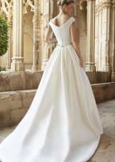 Robe de mariée cousue à la taille