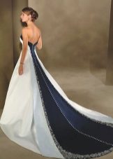 Robe de mariée magnifique avec un train avec un insert bleu