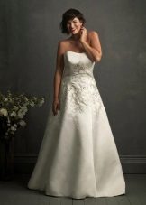 Broderie sur une robe de mariée pour un plein