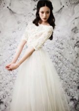 Robe de mariée fermée avec haut en dentelle