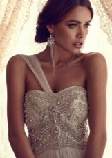 Robe de mariée Empire sur une épaule de Anna Campbell