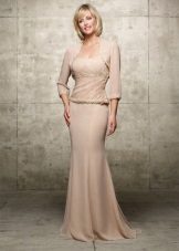 Vestido bege para mulheres de 50 anos