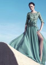 Robe de soirée sur le sol avec des manches en guipure vert