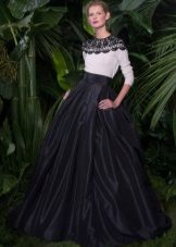 Robe de soirée sur le sol avec des manches de Dolce et Gabbana