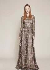 Robe de soirée dans un sol avec un imprimé de fleurs