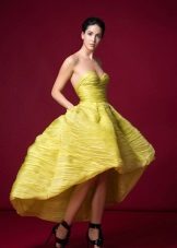 Robe jaune courte devant, dos long