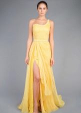 Robe de soirée jaune sur une épaule