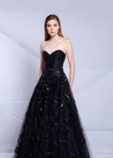 robe de soirée noire avec une jupe évasée