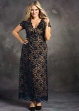 Robe de soirée noire en dentelle sur le sol avec doublure contrastante