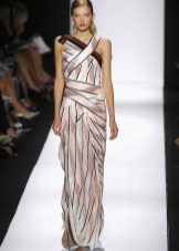 robe de soirée chère avec une coupe inhabituelle