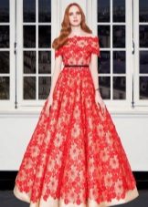 Robe rouge de soirée en dentelle