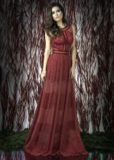 Robe rouge en dentelle au sol
