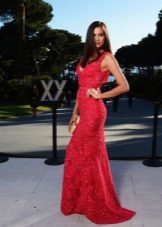 Robe de soirée en dentelle rouge avec strass