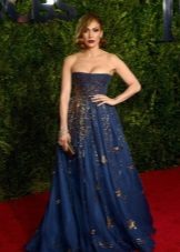 Jenifer Lopez robe de soirée bleue avec broderie