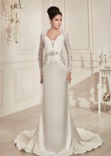 Robe de mariée droite avec empiècements en dentelle