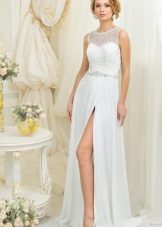 La robe de mariée avec une fente n'est pas magnifique