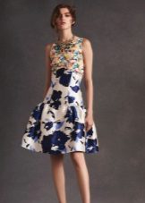Robe de soirée courte avec une jupe ample