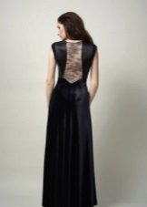 Vestido de noite com laço inserido nas costas