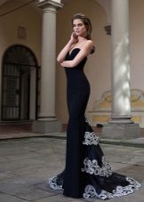 Vestido de noite com rendas no trem