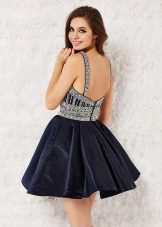 Robe de cocktail courte avec dos ouvert