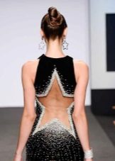 Dos ouvert dans une robe de soirée en forme d'étoile