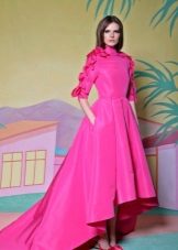 Robe de soirée écarlate à l'avant court et au dos