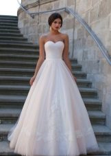 Robe de mariée de la collection Crystal Design 2015 avec une jupe de roses