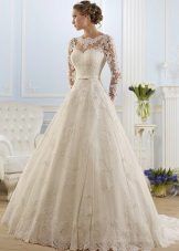 Robe de mariée col fermé de la collection ROMANCE de Naviblue Bridal