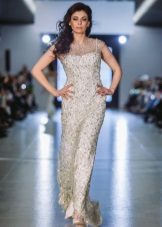 La robe de soirée d'Oksana vole au sol