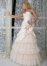Robe de mariée de la collection Femme Fatale avec une jupe évasée