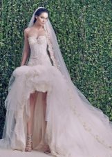 A Zuhair Murad-tól a 2014-es kollekcióból magasan elterülő esküvői ruha