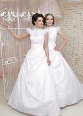 Robe de mariée fermée de la collection Love & Lacky